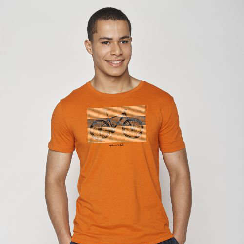 Mann im T-Shirt mit Fahrradmotiv.
