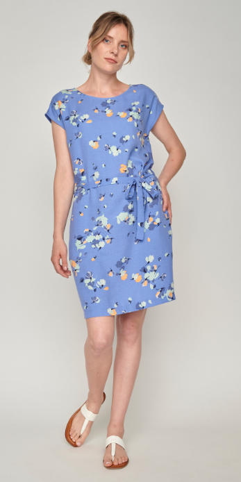 eine Frau in einem blauen Kleid mit Blumenmuster von Greenbomb