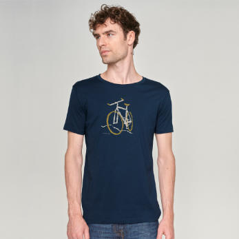 ein Mann in einem dunkelblauen T-Shirt mit einem Fahrrad-Motiv auf der Brust von Greenbomb