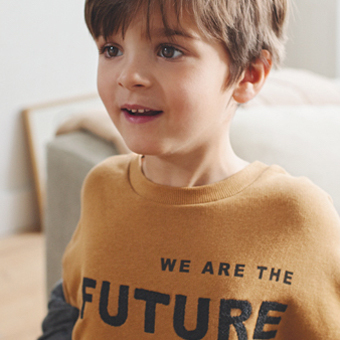 Entdecken Sie eine nachhaltige Auswahl von Basics und Saisonware für Kinder
